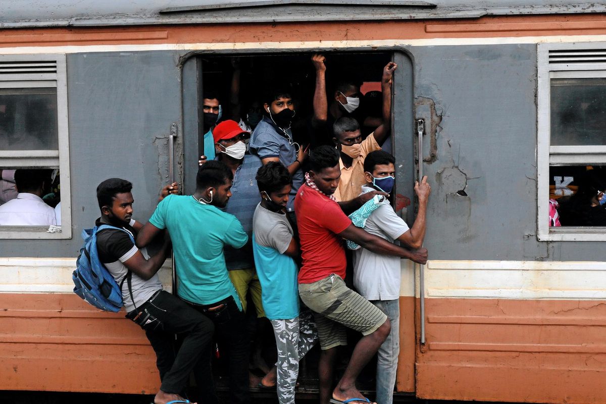 Penumpang memakai masker memadati kereta hingga melebihi kapasitas untuk menuju ibukota, ditengah kekhawatiran atas penyebaran virus corona (COVID-19), di Kolombo, Sri Lanka, Rabu (8/7/2020).