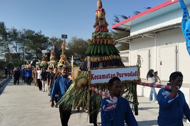 Pantai Dewaruci Diserbu Wisatawan, Merti Jaladri Jatimalang 2026 Suguhkan Tradisi Larung Tumpeng hingga Wayang Semalam Suntuk