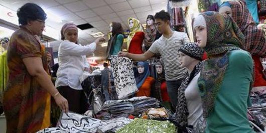 Pengunjung memilih pasmina yang dijual salah satu pedagang di pusat perbelanjaan Thamrin City, Jakarta Pusat, Kamis (25/7/2013). Warga mulai berbelanja pakaian untuk Lebaran.
