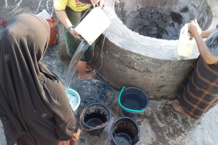 Saat ibu-ibu di Pulau Ende, Kecamatan Pulau Ende, Kabupaten Ende, Flores, NTT mengambil air asin di sumur bor, Minggu (17/11/2019). Warga di wilayah pedalaman ini sudah bertahun-tahun mengkonsumsi air asin karena terpaksa. 
