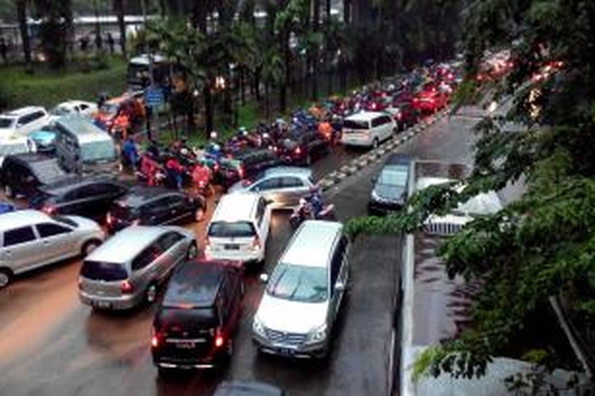 Situasi lalu lintas di Jalan Sudirman arah Jalan Sultan Agung yang macet total pada Senin (9/2/2015).