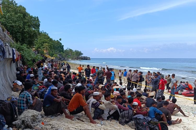 Ratusan pengungsi Rohingya mendarat di Ujung Kareung, Kota Sabang, Selasa (21/11/2023) Dini hari. Dan Kini Ratusan pengungsi ini sudah dievakuasi ke tempat penamungan sementara di eks kantor imigrasi Lhoksetmawe