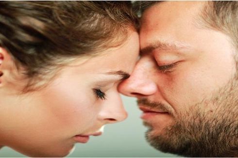 Gesekan Hidung Kobarkan Gejolak Bercinta Suami dan Istri 