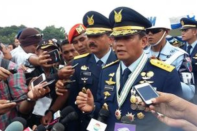 Kepala Staf TNI Angkatan Udara Marsekal Agus Supriatna berbicara kepada wartawan seusai upacara HUT ke-69 TNI AU di Lanud Halim Perdanakusuma, Jakarta, Kamis (9/4/2015).
