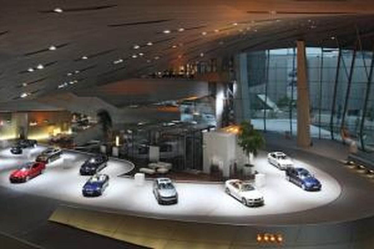 Salah satu program BMW Welt menawarkan pengalaman di dealer pusat BMW, Munich, Jerman.