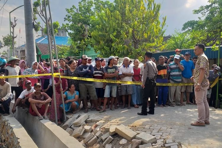 Tim Satreskrim Polres Blora, Jawa Tengah masih melakukan serangkaian pemeriksaan di rumah Ratmiati (36), di Dukuh Guyung, Desa Klagen, Kecamatan Cepu, Kabupaten Blora, Jawa Tengah, Jumat (27/9/2019)