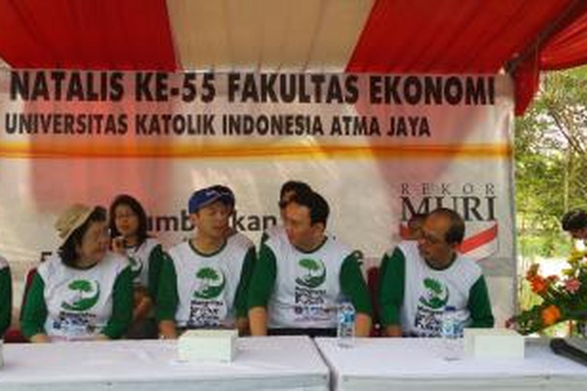 Direktur BCA Armand Wahyudi Hartono (dua dari kiri) didampingi Pelaksana Tugas (Plt) Gubernur DKI Jakarta Basuki Tjahaja Purnama saat acara 