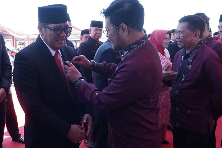 Menteri Pertanian Syahrul Yasim Limpo menyerahkan pin penghargaan Satyalancana Wirakarya kepada Bupati Sanjaya.