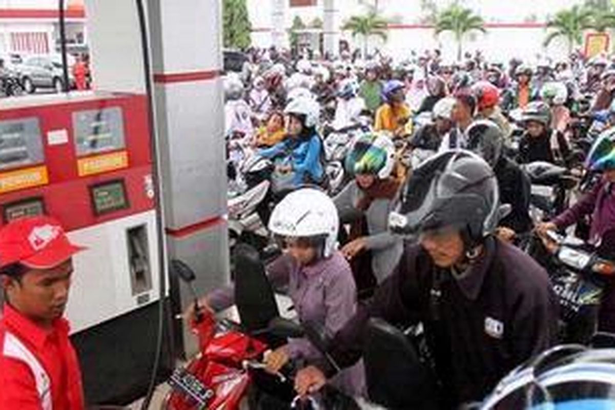 Ratusan pengendara sepeda motor antre mengisi Bahan Bakar Minyak (BBM) di SPBU Lamnyong, Banda Aceh, Senin (5/12/2012).
