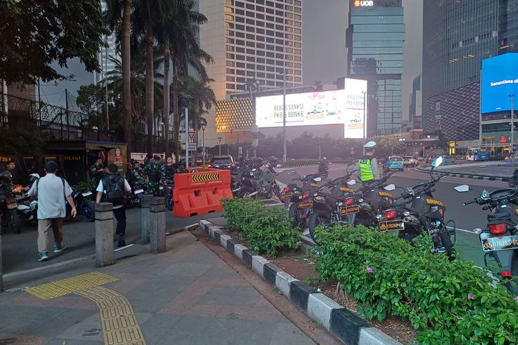 Meski Massa Diadang, Aparat Masih Siaga Ketat di Bundaran HI hingga Sore Hari
