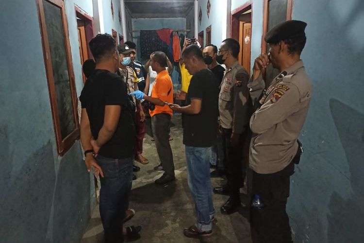 Personel Polres Bima Kota saat olah TKP penemuan bayi dalam bungkusan plastik di Kelurahan Mande, Kecamatan Mpunda, Kota Bima, Kamis (16/6/2022).