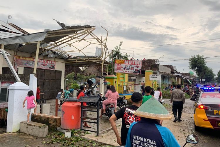 RUSAK-Atap rumah warga Desa Sidomulyo, Kecamatan Wonoasri, Kabupaten Madiun, Jawa Timur rusak diterjang angin puting beliung, Rabu (15/12/2021).