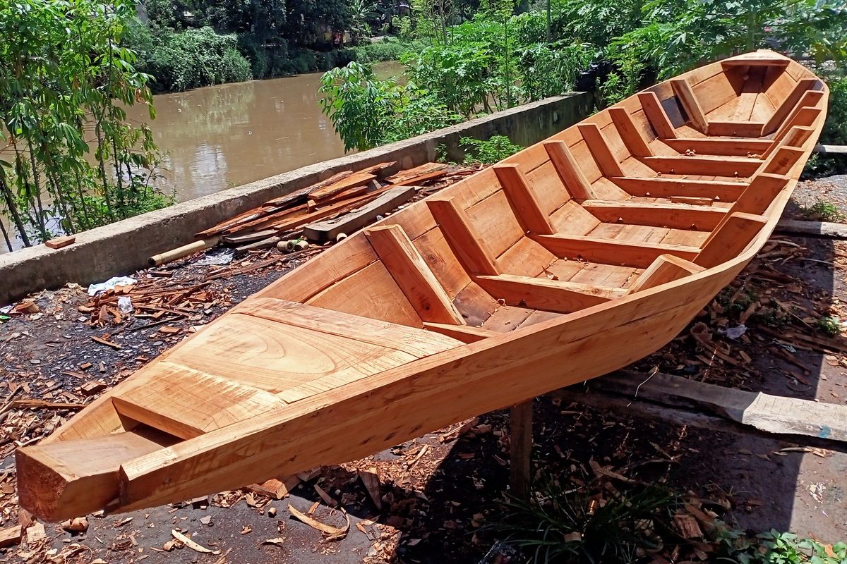 Abah Karun (66) seorang pengrajin perahu tongkang asal Kecamatan Baleendah, Kabupaten Bandung, Jawa Barat, yang hingga kini masih bertahan membuat perahu. Perahu buatan Abah Karun sangat bermanfaat bagi warga yang kerap terkena dampak banjir Bandung Selatan.