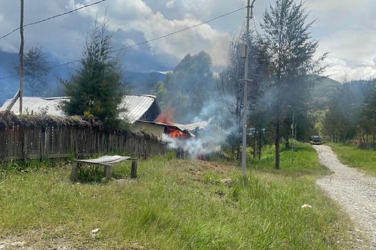 Salah satu rumah di Distrik Ilaga dibakar KKB, Puncak, Papua Pegunungan, Sabtu (18/2/2023)
