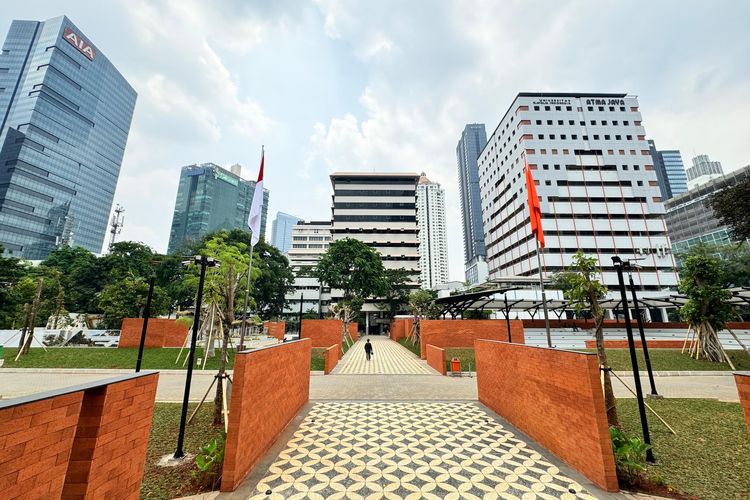 Ruang terbuka hijau di kampus Semanggi Unika Atma Jaya dengan konsep landscaped.