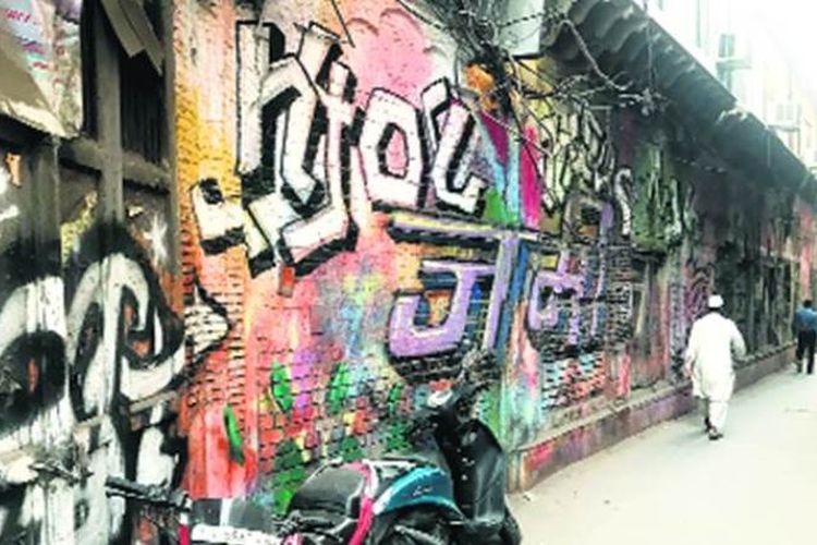 rodusen perlengkapan olahraga raksasa asal Jerman, Puma, pada Kamis (17/11/2017) meminta maaf karena telah melukis di dinding bangunan bersejarah di Old Delhis Chawri Bazar dengan mural untuk kampanye iklan. (The Indian Express)