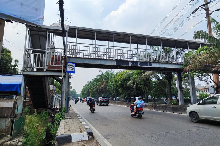 JPO Sahabat Daan Mogot, Jakarta Barat sudah ditambal pelat besi baru, Minggu (6/8/2023).