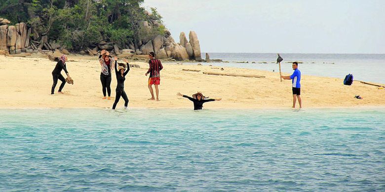 Pelancong berpelesir di Pulau Ayam, Anambas, Kepulauan Riau. Pulau-pulau kecil di Anambas ini dihiasi oleh pasir halus, perairan jernih dan tenang, serta banyak karang. Selain berenang, pesisir Anambas juga paling cocok untuk aktivitas selam dan berlayar. Dari 4,6 juta hektar wilayahnya, kabupaten terdepan Indonesia di Laut China Selatan ini hanya punya daratan kurang dari 60.000 hektar.