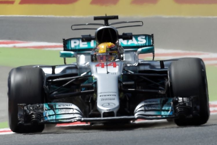 Pebalap Mercedes asal Inggris, Lewis Hamilton, memacu mobilnya pada sesi latihan bebas kedua GP Spanyol di Circuit de Barcelona-Catalunya, Jumat (12/5/2017).
