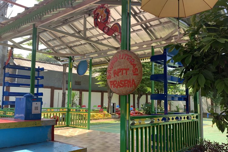 Bila ingin beraktivitas di dalam ruangan, silakan menyambangi bangunan RPTRA Payung Tunas Teratai.   Bangunan RPTRA Payung Tunas Teratai diresmikan pada Februari 2017 oleh mantan Gubernur DKI Jakarta, Basukj Tjahja Purnama