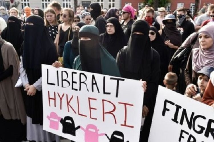 Sejumlah demonstran memadati Kopenhagen, Denmark, setelah parlemen mengesahkan pelarangan penggunaan burka dan niqab di tempat umum.