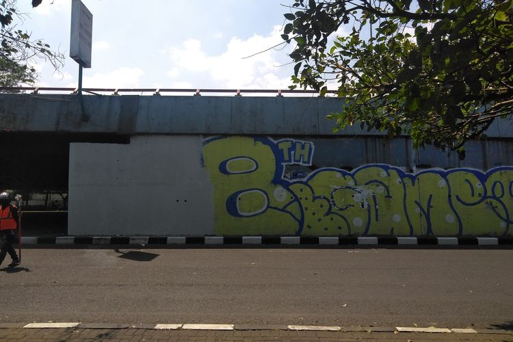 Tampak dinding jembatan pasopati yang awalnya bergambar mural mirip Presiden Jokowi mengenakan masker yang menutupi matanya telah dihapus petugas.