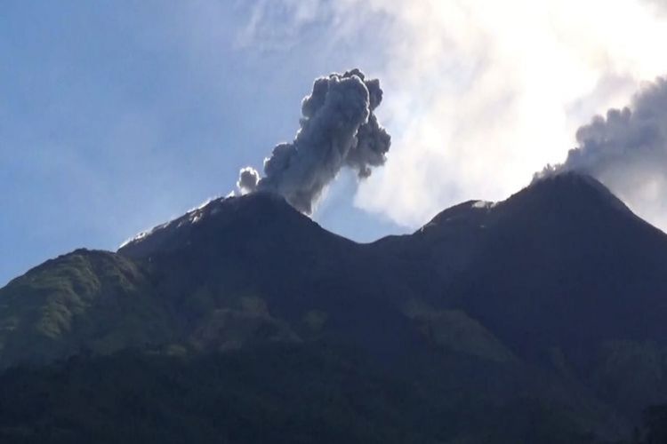 Kepulan asap dari kawah Gunung Karangetang dari sisi Utara, Kecamatan Siau Barat, Desember 2018 lalu.
