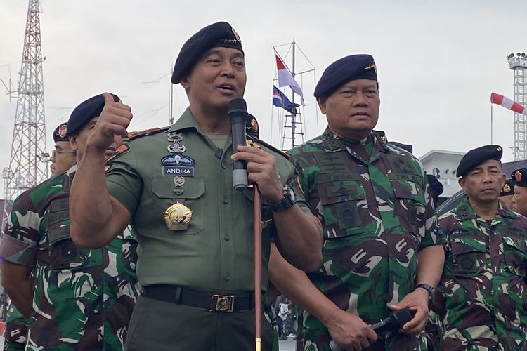 Panglima TNI Jenderal Andika Perkasa bersama Kepala Staf Angkatan Laut (KSAL) Laksamana Yudo Margono di Markas Kolinlamil, Tanjung Priok, Jakarta Utara, Kamis (1/12/2022).