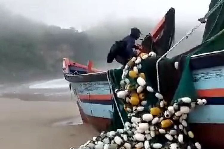 Dua perahu nelayan yang terdampar di Pantai Gayasan, Kabupaten Blitar, Kamis (7/9/2023)