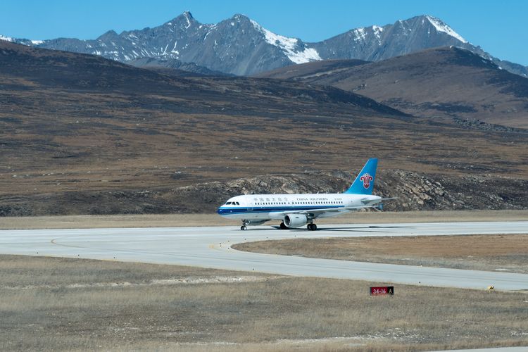 Maskapai penerbangan China Southern di Bandara Daocheng Yading, bandara sipil tertinggi di dunia yang berlokasi di Tibet.