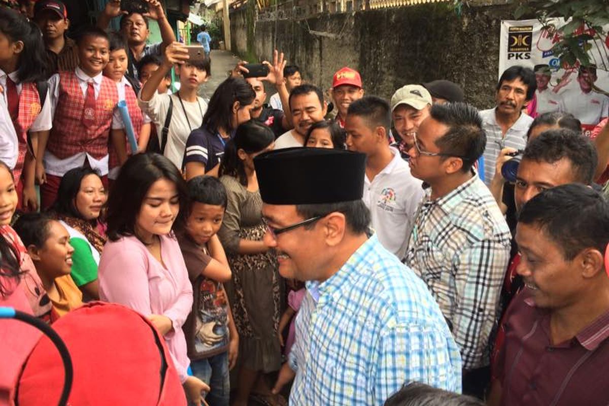 Cawagub DKI Jakarta Djarot Saiful Hidayat di Kampung Hek, Kramat Jati, Jakarta Timur, Selasa (11/4/2017).