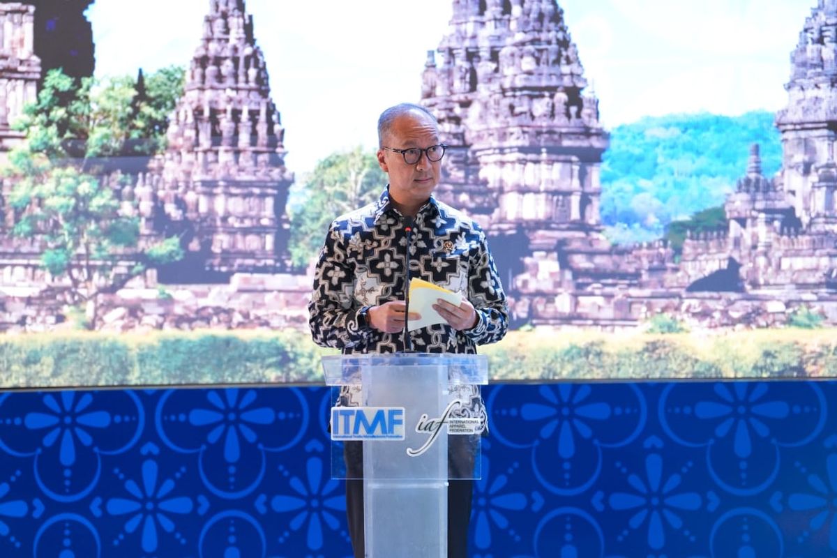 Menteri Perindustrian (Menperin) Agus Gumiwang Kartasasmita berpidato dalam acara International Textile Manufacturers Federation (ITMF) & International Apparel Federation (IAF) World Fashion Convention Annual Conference 2025 di Yogyakarta, Jumat (24/10/2025).