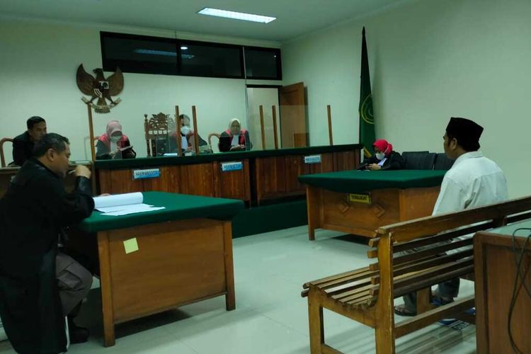Mantan Kades Kamaruton, Kabupaten Serang Banten, Kujaeni divonis hakim Pengadilan Tipikor Serang selama 3,5 tahun karena terbukti Korupsi uang dana desa senilai lebih dari Rp 500 juta