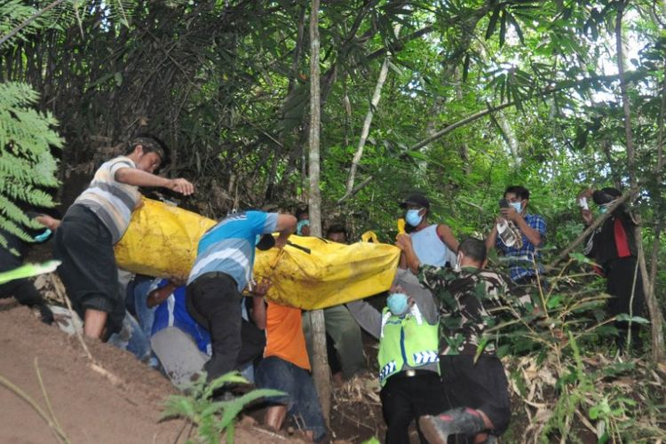  Tim SAR Bumi Serasi bersama aparat Polsek Jambu dibantu warga sekitar mengevakuasi jasad pria yang tewas dengan kondisi membusuk di dalam sebuah lubang landak di Tegalan Kedungwadas Curug, Dusun Tempuran, Desa Kelurahan, Jambu, Kabupaten Semarang, Senin (1/5/2017) siang.