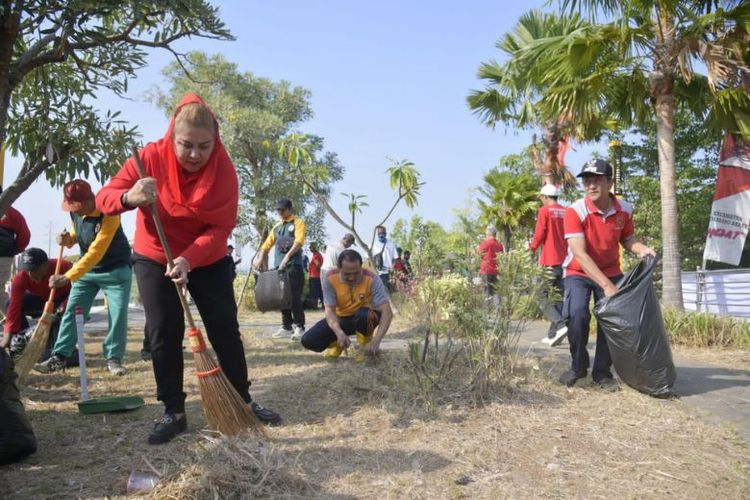 Wali Kota Semarang Hevearita Gunaryanti bersih-bersih bersama masyarakat.