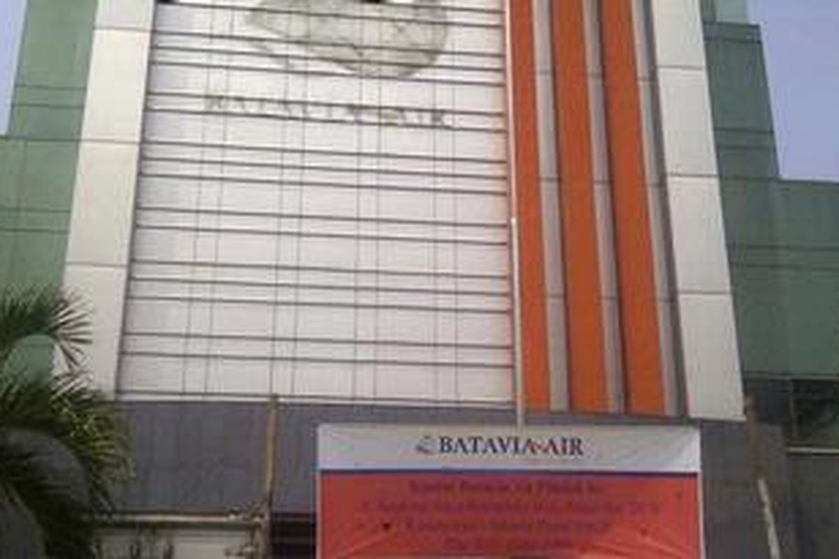 Kantor perwakilan Batavia Air di jalan Juanda Jakarta yang langsung ditutup setelah dipailitkan oleh Pengadilan Niaga Jakarta Pusat, Rabu (30/1/2013).