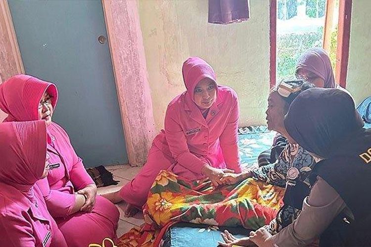 Tim Dokkes Polda Lampung saat menjenguk dan memberikan perawatan kepada Nenek Runtah, yang dianiaya bidan di Lampung Tengah. 
