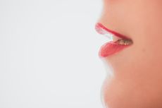 4 Cara Mencerahkan Bibir Hitam Akibat Rokok secara Alami