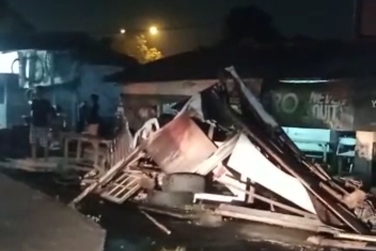 Tangkapan layar video warung hancur tertabrak truk yang tak kuat menanjak di Jalan Cendrawasih, Sawah Baru, Ciputat, Tangerang Selatan, Senin (14/6/2021).