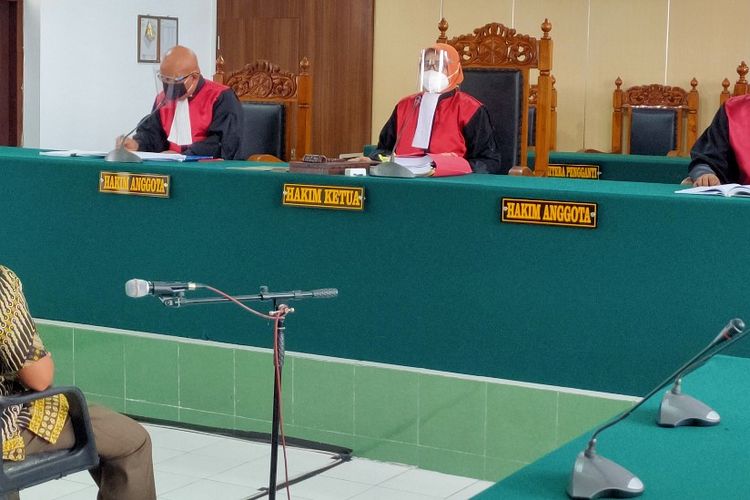 Terdakwa Wasmad Edi Susilo hadir di persidangan hingga akhirnya sidang kembali diputuskan ditunda oleh majelis hakim karena tuntutan JPU belum siap di Pengadilan Negeri Tegal, Kamis (22/12/2020)