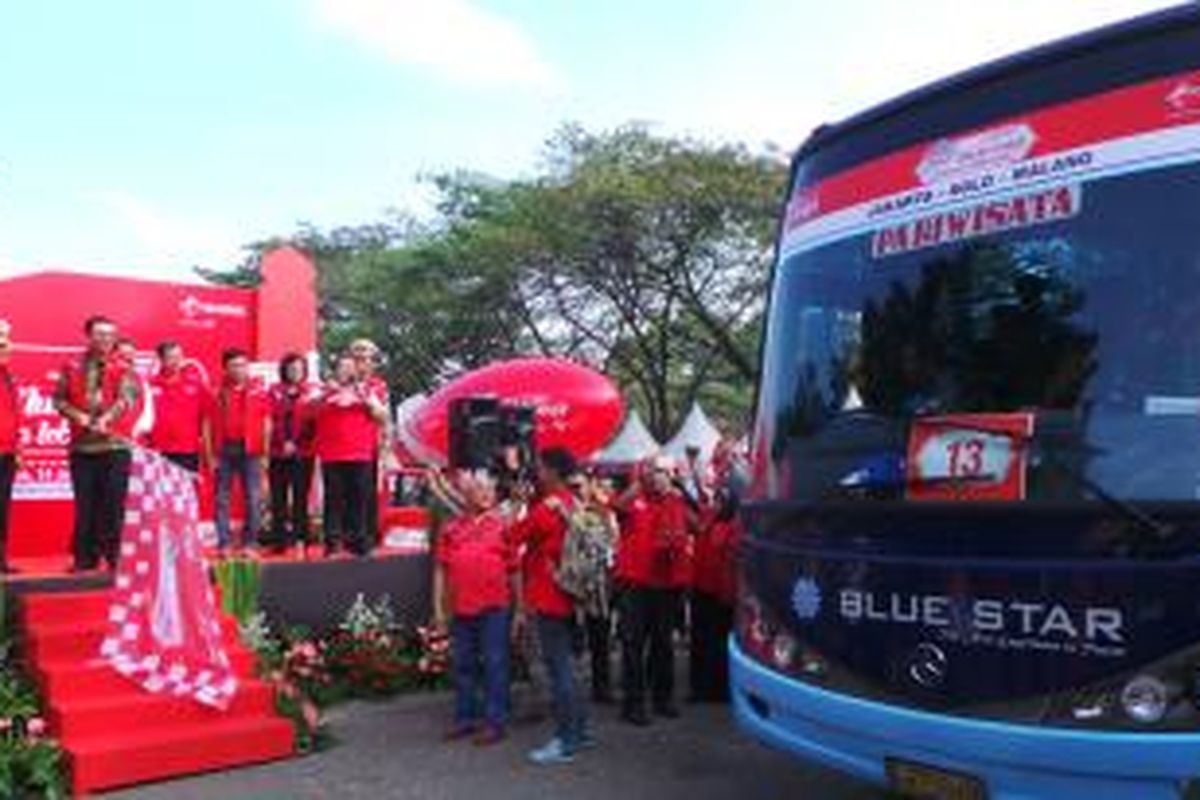 Gubernur DKI Jakarta Basuki Tjahaja Purnama melepas rombongan mudik bersama PT Telkomsel Indonesia, di Parkir Timur Senayan, Jakarta, Selasa (14/7/2015). 