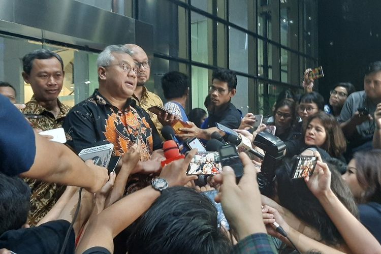 Ketua KPU Arief Budiman memberi keterangan pers usai bertemu pimpinan KPK di Gedung Merah Putih KPK, Rabu (8/1/2020).
