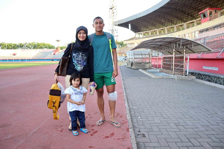 Mokhamad Syaifudin bersama anak dan istrinya saat latihan di Gelora Delta Sidoarjo, Jawa Timur, Selasa (10/09/2019) sore. 