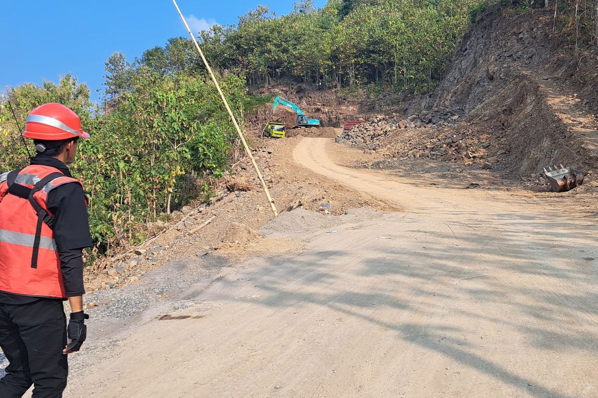 Normalisasi tanjakan Clongop, Gedangsari, Gunungkidul mulai dilakukan, tetapi masih bisa dilewati kendaraan, Sabtu (15/6/2024).