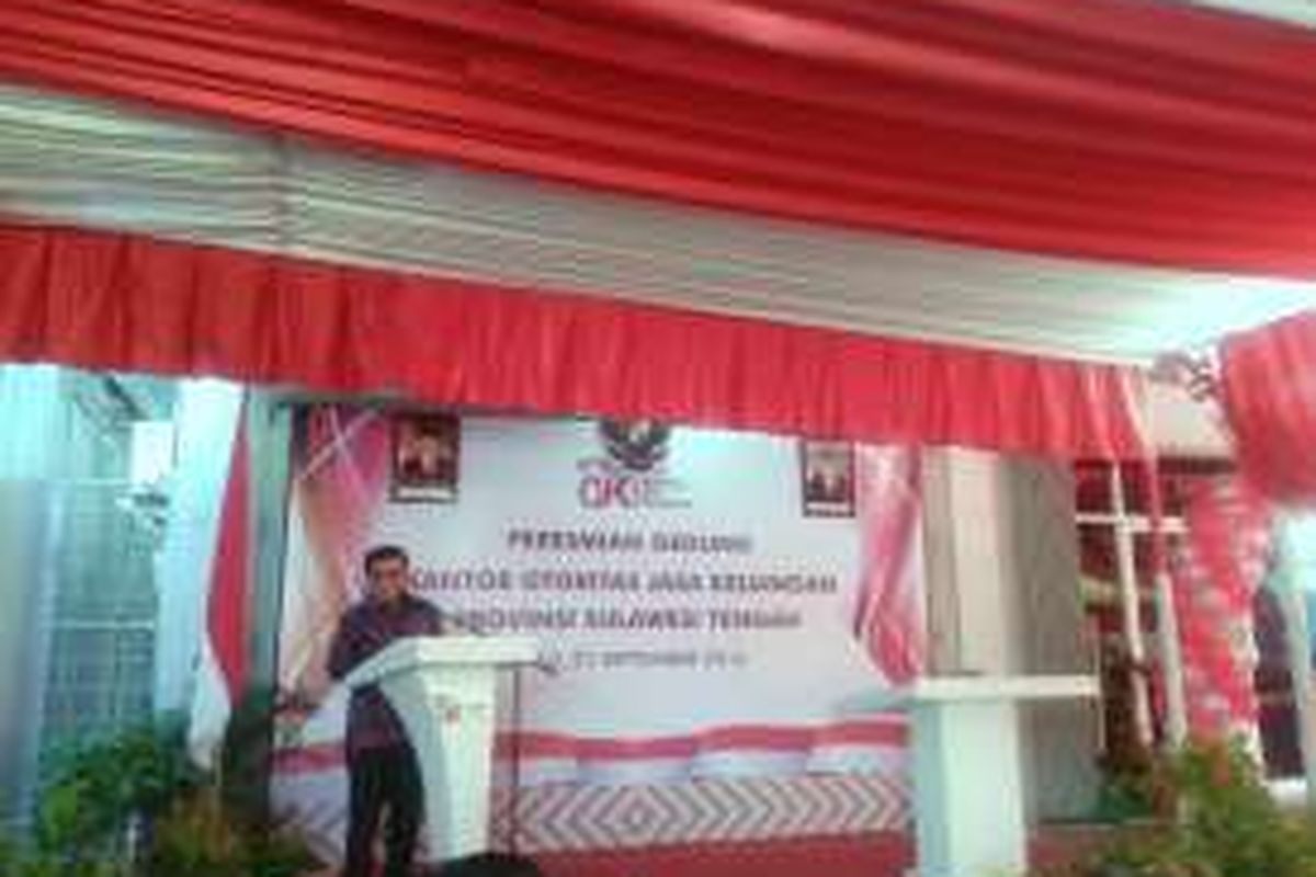 Ketua Dewan Komisioner Otoritas Jasa Keuangan (OJK) Muliaman D Hadad memberikan sambutan dalam peresmian gedung kantor perwakilan OJK Sulawesi Tengah,di Palu, SulawesiTengah,pada Kamis (22/9/2016).