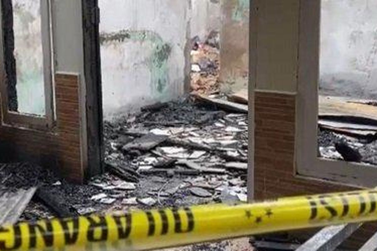 Kondisi rumah tempat tiga balita meninggal secara tragis dalam insiden kebakaran di Kota Kendari, Provinsi Sulawesi Tenggara (Sultra) , Rabu (7/5/2025). Sehari setelah kejadian tersebut, tampak rumah dikelilingi dengan garis polisi.