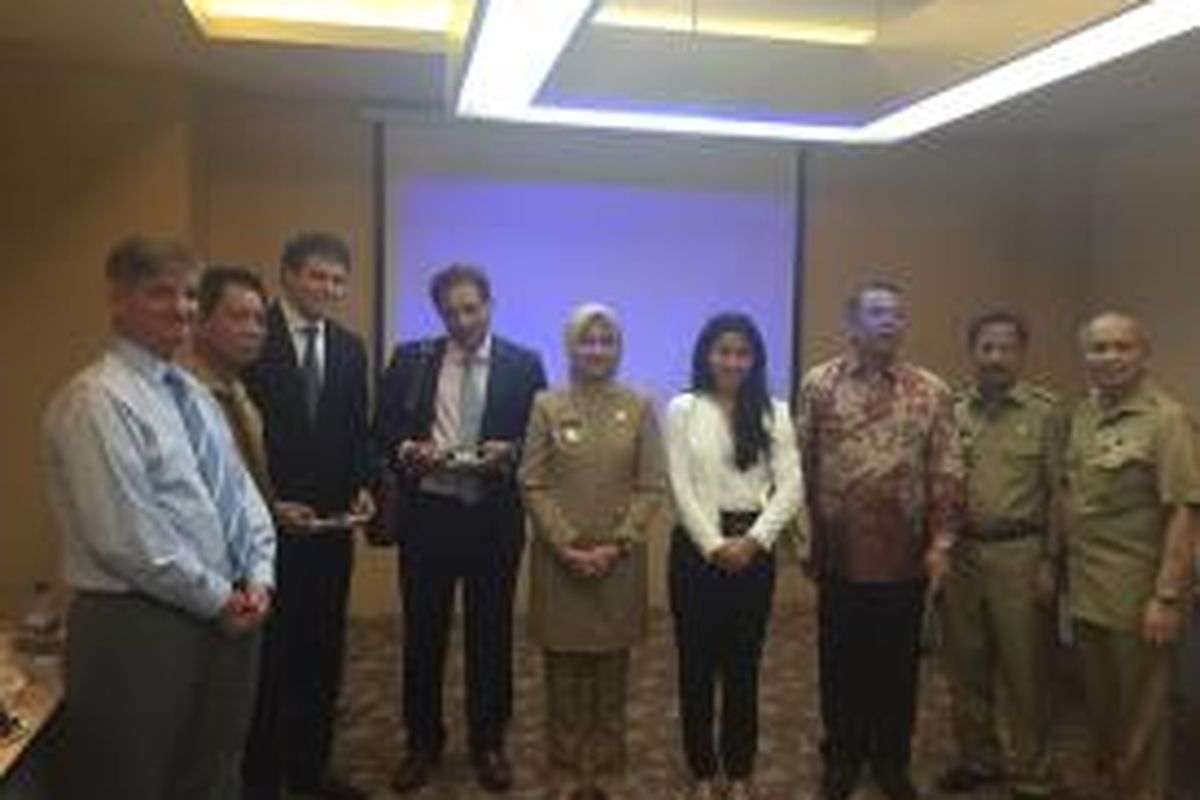 Prima Infra Limited mengeembangkan konsep kota pintar di Indonesia dan memilih kota Tangerang Selatan sebagai proyek percontohan perdana. Tampak dalam gambar, Wali Kota Tangerang Selatan Airin Rachmy Diani bersama CEO Prima Infra Limited, Nicolas Jenik, didampingi jajaran pemerintahan kota, Selasa (1/9/2015).