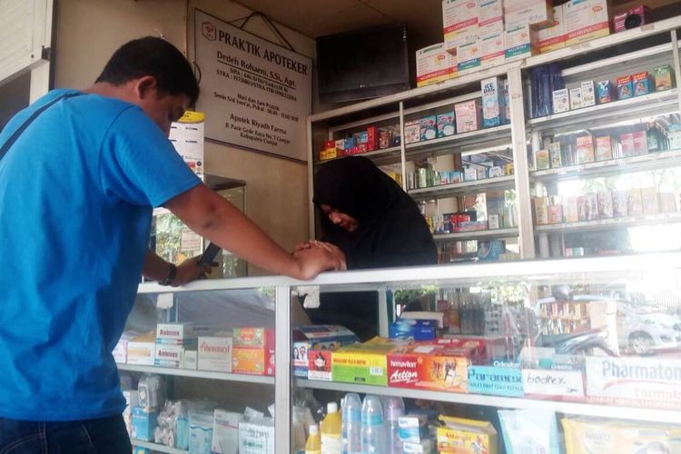 Stok masker di sejumlah apotek di Kabupaten Cianjur, Jawa Barat kosong. Penjual menyebut masker diborong dan tak lagi dikirim distributor imbas dari wabah virus Corona.