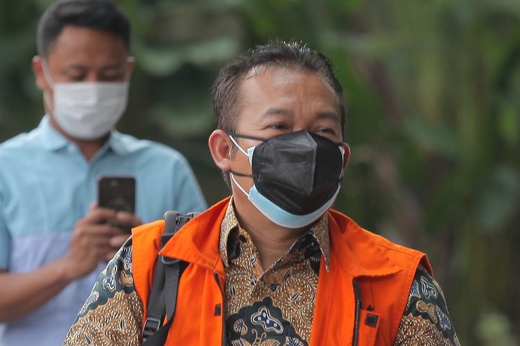 Terdakwa Pejabat pembuat komitmen di Kementerian Sosial, Adi Wahyono (kanan) tiba untuk menjalani persidangan di Gedung Merah Putih KPK, Jakarta, Rabu (4/8/2021). Sidang tersebut dengan agenda pemeriksaan saksi yang dihadirkan oleh Jaksa Penuntut Umum KPK dalam tindak pidana korupsi kasus menerima atau memberi suap sebesar Rp14,5 miliar terkait Bantuan Sosial penanganan pandemi COVID-19 untuk wilayah Jabodetabek di Kementerian Sosial Tahun 2020.       ANTARA FOTO/ Reno Esnir/aww.