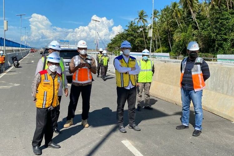 Kepala BPJT Danang Parikesit saat meninjau rencana pembangunan jalan tol kedua di Kalimantan